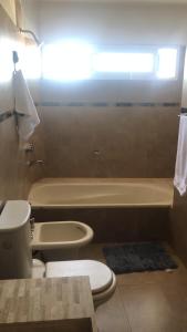 Alma costa في بوساداس: حمام مع مرحاض وحوض استحمام ومغسلة