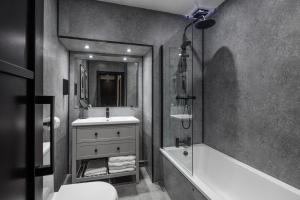 een badkamer met een toilet, een wastafel en een bad bij Broomhill Loft in Aberdeen