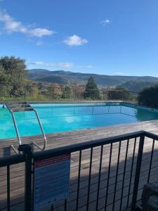 Bazén v ubytovaní Chez Laura près du Pont d'Arc alebo v jeho blízkosti