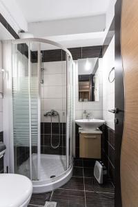 a bathroom with a shower and a sink at ΧΛΙΔΑΤΟ-ΟΝΕΙΡΕΜΕΝΟ-ΜΟΝΤΕΡΝο ΔΙΑΜΕΡΙΣΜΑ!!! in Larisa