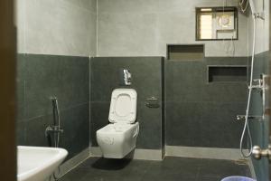 海得拉巴的住宿－VOILA AT NEST，浴室配有白色卫生间和盥洗盆。