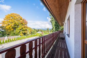 einen Holzbalkon mit Bergblick in der Unterkunft Holiday Home Smržovka in Smržovka