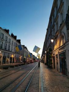 une rue avec des voies ferrées dans une rue de la ville dans l'établissement Le loft jeanne, à Orléans