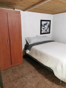 Postel nebo postele na pokoji v ubytování Portal Norte 170 ACOGEDORAS HABITACIONES CON TODOS LOS SERVICIOS