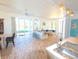 Una cocina y una sala de estar con un sofá y una mesa. en Superb Vilamoura Villa 5 Bedrooms Villa Azul Walking Distance To Marina, en Quarteira