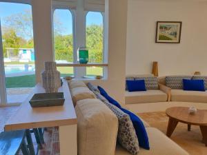 una sala de estar con un sofá y una mesa en Superb Vilamoura Villa 5 Bedrooms Villa Azul Walking Distance To Marina, en Quarteira