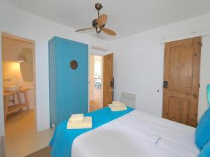 Un dormitorio con un armario azul y una cama. en Superb Vilamoura Villa 5 Bedrooms Villa Azul Walking Distance To Marina, en Quarteira