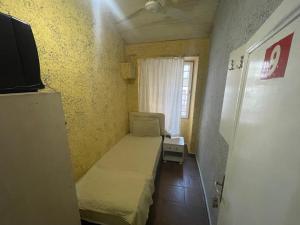 Habitación pequeña con 2 camas y TV. en Ersoy Efe Pansiyon, en Antalya