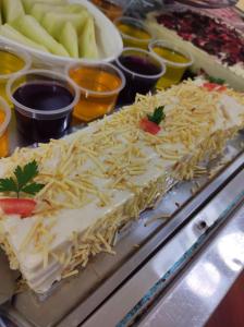 法羅皮利亞的住宿－新維琴察酒店，桌上的蛋糕,包括奶酪和蔬菜