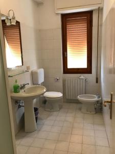 łazienka z toaletą i umywalką w obiekcie B&B e Locazioni Turistiche Antico Borgo Toscano w Montecatini Terme