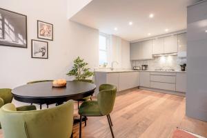 kuchnia i jadalnia ze stołem i krzesłami w obiekcie Be London - Maida Vale Residences w Londynie