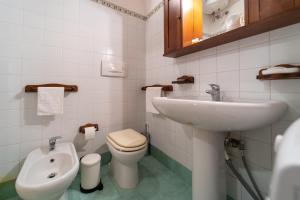 A bathroom at Gli Archi di Ortigia - Cala Rossa Cozy Apartment Még 20 kép