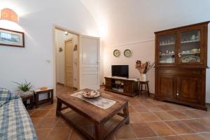 A television and/or entertainment centre at Gli Archi di Ortigia - Cala Rossa Cozy Apartment
