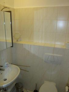 bagno bianco con lavandino e servizi igienici di Apartment-Pahl a Wolfshagen