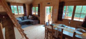 een woonkamer in een blokhut bij The Willow Cabin - Wild Escapes Wrenbury off grid glamping - ages 12 and over in Wrenbury