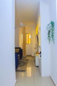 - un salon avec un canapé bleu dans l'établissement Appartement cosy blue bonapriso, à Douala