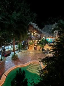 un complejo con piscina por la noche en Lodge Cacao, en El Zaino