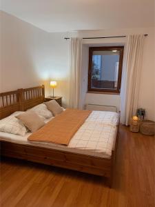ein großes Bett in einem Schlafzimmer mit Fenster in der Unterkunft Prague apartment in Prag