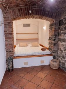 een bed in een kamer met een bakstenen muur bij Prague apartment in Praag
