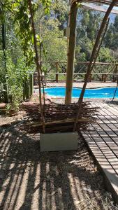 een stapel stokken naast een zwembad bij Alojamiento en San José de Maipo in Santiago