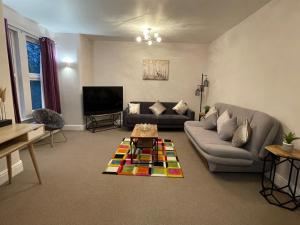 Zona d'estar a Luxury 5 Star London Apartment - Parking, Garden, nr Greater London Metro Stations