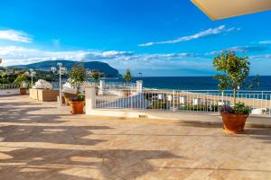 une terrasse avec vue sur l'océan par beau temps dans l'établissement Hotel Numana Palace, à Numana