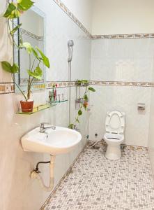 łazienka z umywalką i toaletą w obiekcie Sisters w mieście La Gi