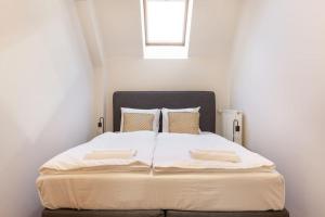 een slaapkamer met een groot bed met 2 kussens bij S22 Apartment in Boedapest