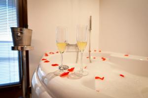 two wine glasses sitting on top of a bath tub at IL CAMBUSIERE nature relais in Ortona +18 photos