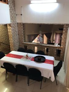 una camera con tavolo, sedie e finestra di Edladleni Holiday Accomodation a Durban