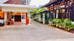 eine Kopfsteinpflasterstraße vor einem Gebäude in der Unterkunft Belaya Hotel in Jepara + 26 Fotos
