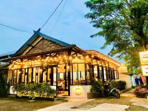 ein Gebäude mit vielen Lichtern in der Unterkunft Belaya Hotel in Jepara