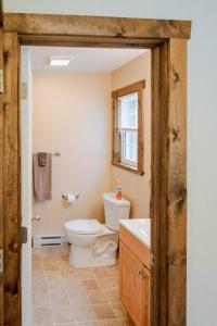 Koupelna v ubytování Salmon Creek Cabin - Allegheny National Forest + 37 fotografií