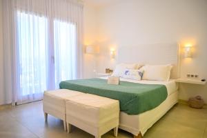 Posteľ alebo postele v izbe v ubytovaní Schinoza Luxury Suites + 37 fotografií