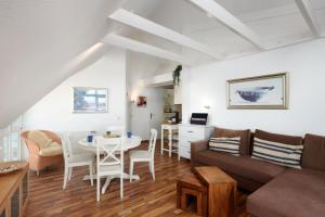 ein Wohnzimmer mit einem Sofa und einem Tisch in der Unterkunft Strandhotel 37 in Laboe
