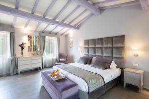 Il Castelluccio Country Resort Restaurant & SPA客房内的一张或多张床位