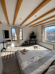 um quarto com uma cama grande e uma janela grande em Стаи за гости Дима em Bansko
