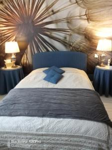 1 dormitorio con 1 cama grande y 2 mesas en Chambre Bounty cuisine privée, salle d'eau, terrasse, garage en Olliergues