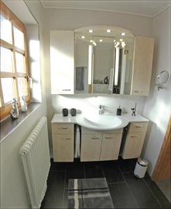 ヴィリンゲンにあるHaus Stanekのバスルーム(白い洗面台、鏡付)