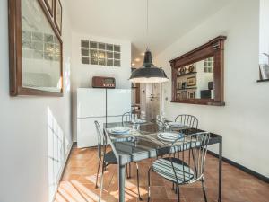 uma sala de jantar com uma mesa de vidro e cadeiras em Casa Sofia em Gênova