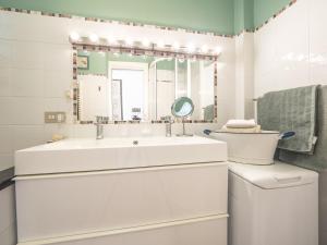 uma casa de banho com um lavatório, um WC e um espelho. em Casa Sofia em Gênova