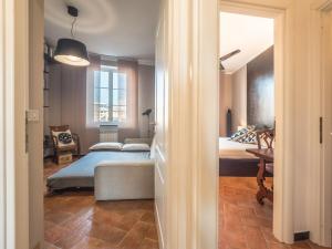 um quarto com uma cama e um quarto com uma mesa em Casa Sofia em Gênova