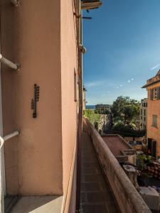 vista dal balcone di un edificio di Casa Sofia a Genova