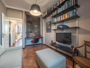 un soggiorno con divano e TV di Casa Sofia a Genova