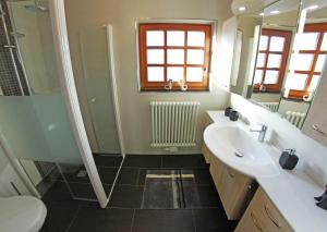 ヴィリンゲンにあるHaus Stanekのバスルーム(洗面台、鏡付)