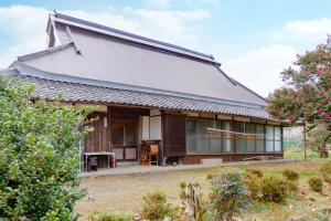 a house with a gambrel roof at 一汁一菜の宿　ちゃぶダイニング Ichiju Issai no Yado Chabu Dining Unforgettable Farmstay experience in Deep Kyoto in Ayabe