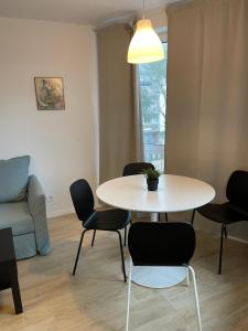 une pièce avec une table, des chaises et un canapé dans l'établissement Hilltom Dunes, à Rowy