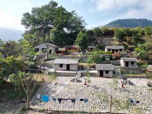 wioska na szczycie wzgórza z domami w obiekcie River Edge Resort Nepal w mieście Benighāt