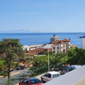 een uitzicht op een stad met een cruiseschip in de oceaan bij Índigo in Santa Cruz de la Palma