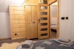 Pokój z drewnianymi drzwiami i szafą w obiekcie Modrzewiowa Ostoja II w Kluszkowcach
